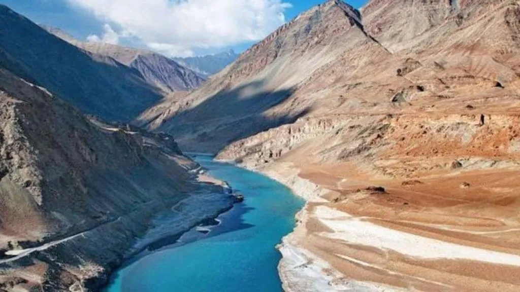 top 10 travel destinations in india | best tourist places for June July | Ladakh | Valley of Flowers | Dalhousie | Udaipur | Lonavala Coorg | summer vacation tour places