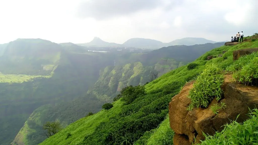 top 10 travel destinations in india | best tourist places for June July | Ladakh | Valley of Flowers | Dalhousie | Udaipur | Lonavala Coorg | summer vacation tour places