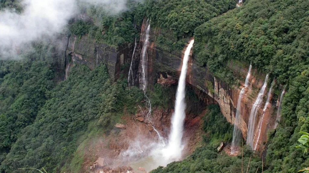 top 10 travel destinations in india | best tourist places for June July | Ladakh | Valley of Flowers | Dalhousie | Udaipur | Lonavala Coorg | summer vacation tour places