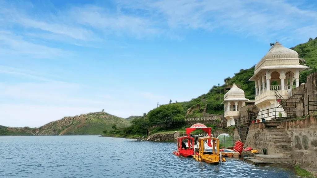 top 10 travel destinations in india | best tourist places for June July | Ladakh | Valley of Flowers | Dalhousie | Udaipur | Lonavala Coorg | summer vacation tour places