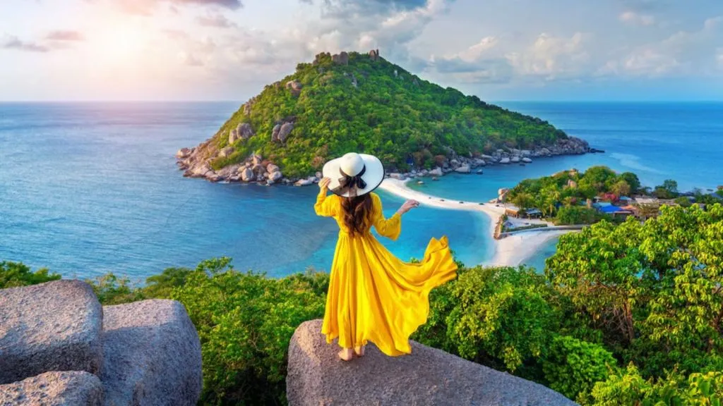 top 10 travel destinations in india | best tourist places for June July | Ladakh | Valley of Flowers | Dalhousie | Udaipur | Lonavala Coorg | summer vacation tour places