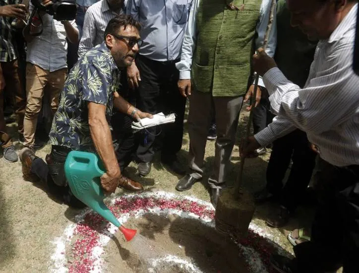 Jackie Shroff Social Work for Mumbai Beggars