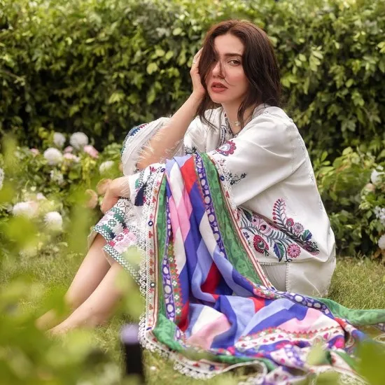 Mahira Khan shows