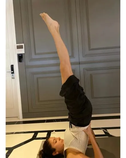 bollywod-actresses-love-yoga