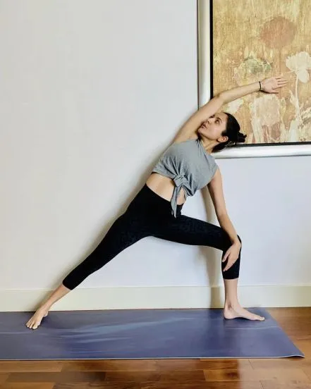 bollywod-actresses-love-yoga