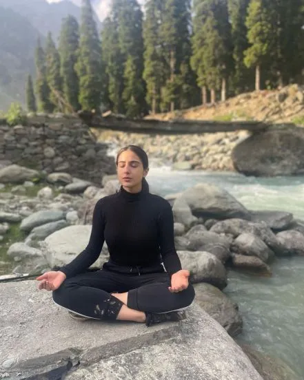 bollywod-actresses-love-yoga