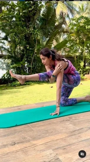 bollywod-actresses-love-yoga