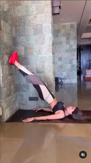 bollywod-actresses-love-yoga