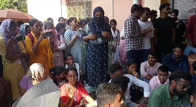 Student protest, গৌড়বঙ্গ বিশ্ববিদ্যালয়, ছাত্র বিক্ষোভ, বাংলা খবর, ব্রেকিং নিউজ, মালদহ, west bengal news