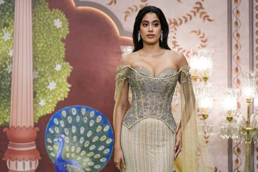Janhvi Kapoor outfit in Shubh Ashirwad Ceremony