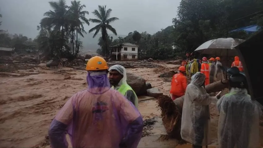 hundreds stranded in Wayanad