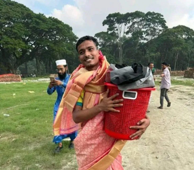 One of the men was seen wearing a saree and walking out with a plastic bucket filled with clothes.