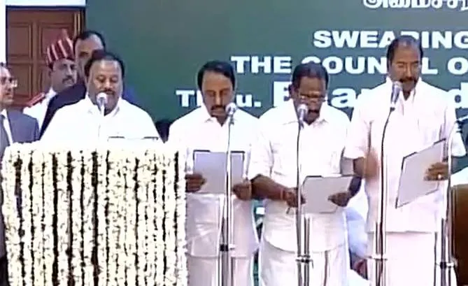 മന്ത്രിമാർ സത്യപ്രതിജ്ഞ ചെയ്യുന്നു