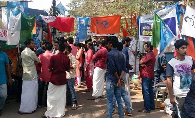 ലക്ഷ്മി നായരുടെ രാജി ആവശ്യപ്പെട്ട് ലോ അക്കാദമിക്കു മുൻപിൽ സമരം ചെയ്യുന്ന വിദ്യാർഥികൾ (ഫയൽ ചിത്രം)