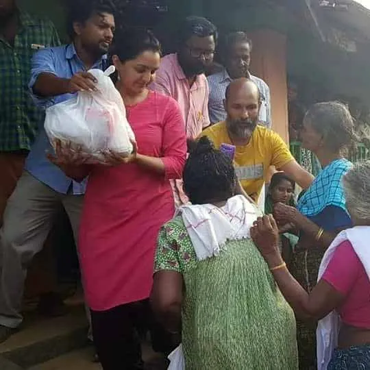 Rebuilding Kerala Manju Warrier at Pullu Relief Camp 5