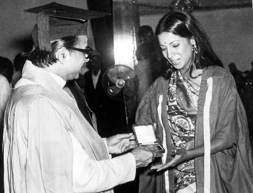 Shabana Azmi receiving 'Best Student Gold Medal' at FTII