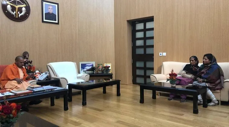 Yogi Adityanath, Adityanath meets SHO family, Bulandshahr, Bulandshahr violence, Uttar Pradesh, UP cow slaughter, Subodh Kumar Singh, Subodh Kumar singh's family, India news, ie malayalam, ബിലന്ദ്ഷഹർ കൊലപാതകം, യോഗി ആദിത്യനാഥ്, യുപി മുഖ്യമന്ത്രി, ഐഇ മലയാളം