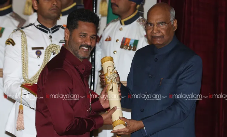 Mohanlal, Padmabhushan, President Ram Nath Kovind, Padmabhushan mohanlal, mohanlal padmabhushan, mohanlal padma shri award, awards won by mohanlal, പുതിയ ചിത്രം, സിനിമ, Entertainment, സിനിമാ വാര്‍ത്ത, ഫിലിം ന്യൂസ്, Film News, കേരള ന്യൂസ്, കേരള വാര്‍ത്ത, Kerala News, മലയാളം ന്യൂസ്, മലയാളം വാര്‍ത്ത, Malayalam News, Breaking News, പ്രധാന വാര്‍ത്തകള്‍, ഐ ഇ മലയാളം, iemalayalam, indian express malayalam, ഇന്ത്യന്‍ എക്സ്പ്രസ്സ്‌ മലയാളം