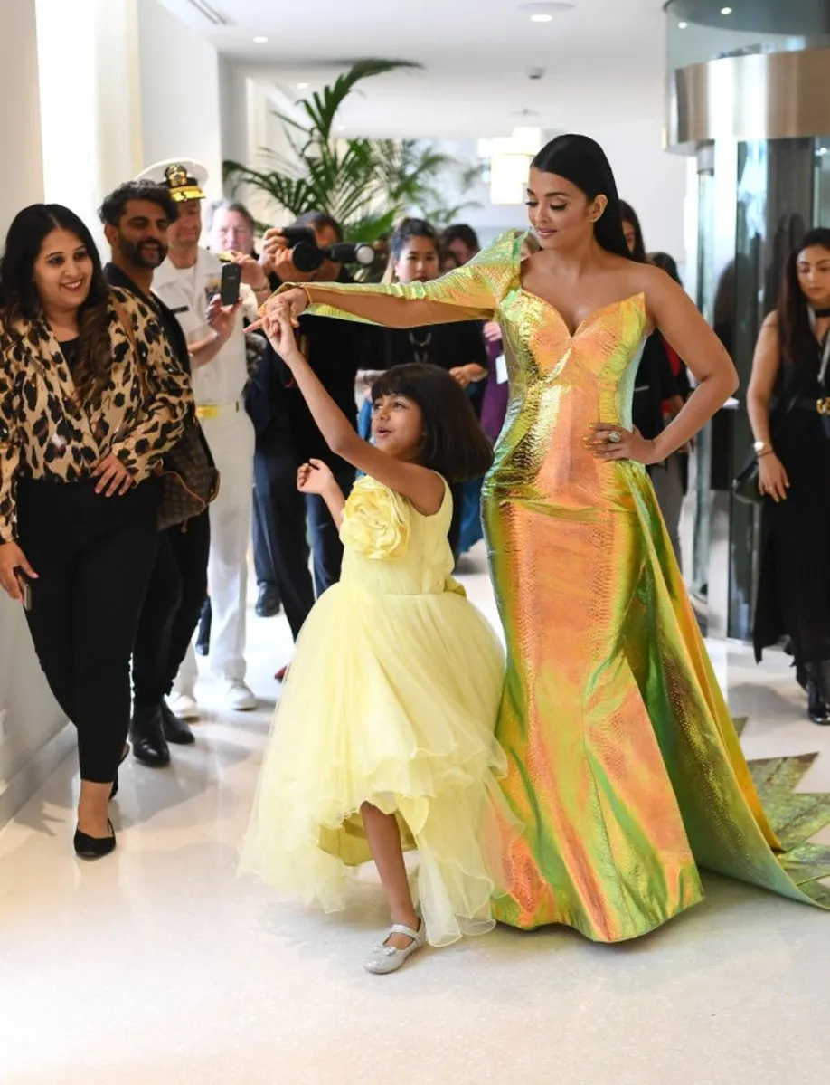 cannes, Aishwarya, aishwarya rai, cannes 2019, ഐശ്വര്യറായ്, കാൻ ഫിലിം ഫെസ്റ്റിവൽ, കാൻ 2019, ഐശ്വര്യ റായ് ബച്ചൻ, ഐശ്വര്യറായ് ബച്ചൻ കാൻ റെഡ് കാർപ്പെറ്റ്, ആരാധ്യ ബച്ചൻ, cannes aishwarya rai, Aishwarya Rai Bachchan, Aaradhya Bachchan, Cannes film festival, Cannes film festival 2019, Aishwarya aaradhya arrive at cannes, cannes 2019 Aishwarya Rai Bachchan, ഇന്ത്യൻ എക്സ്‌പ്രസ്സ് മലയാളം, IE Malayalam