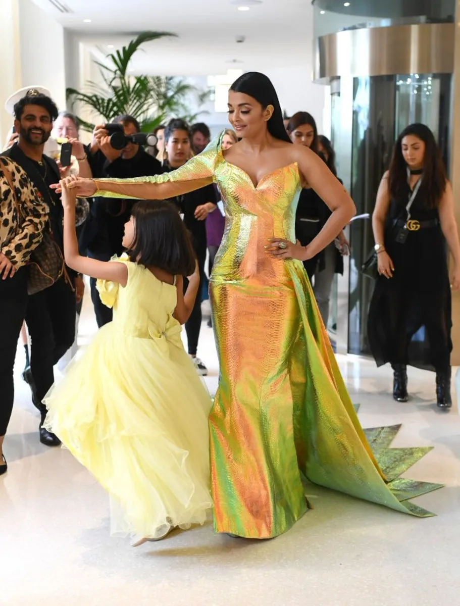 cannes, Aishwarya, aishwarya rai, cannes 2019, ഐശ്വര്യറായ്, കാൻ ഫിലിം ഫെസ്റ്റിവൽ, കാൻ 2019, ഐശ്വര്യ റായ് ബച്ചൻ, ഐശ്വര്യറായ് ബച്ചൻ കാൻ റെഡ് കാർപ്പെറ്റ്, ആരാധ്യ ബച്ചൻ, cannes aishwarya rai, Aishwarya Rai Bachchan, Aaradhya Bachchan, Cannes film festival, Cannes film festival 2019, Aishwarya aaradhya arrive at cannes, cannes 2019 Aishwarya Rai Bachchan, ഇന്ത്യൻ എക്സ്‌പ്രസ്സ് മലയാളം, IE Malayalam