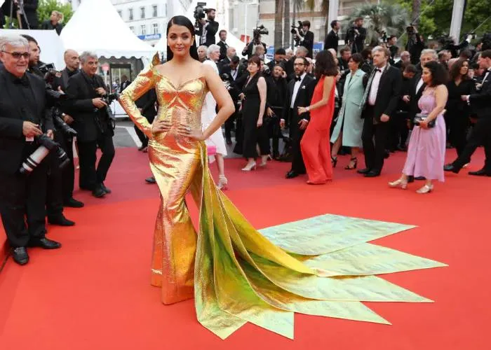 cannes, Aishwarya, aishwarya rai, cannes 2019, ഐശ്വര്യറായ്, കാൻ ഫിലിം ഫെസ്റ്റിവൽ, കാൻ 2019, ഐശ്വര്യ റായ് ബച്ചൻ, ഐശ്വര്യറായ് ബച്ചൻ കാൻ റെഡ് കാർപ്പെറ്റ്, ആരാധ്യ ബച്ചൻ,  cannes aishwarya rai, Aishwarya Rai Bachchan, Aaradhya Bachchan, Cannes film festival, Cannes film festival 2019, Aishwarya aaradhya arrive at cannes, cannes 2019 Aishwarya Rai Bachchan, ഇന്ത്യൻ എക്സ്‌പ്രസ്സ് മലയാളം, IE Malayalam