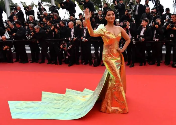 cannes, Aishwarya, aishwarya rai, cannes 2019, ഐശ്വര്യറായ്, കാൻ ഫിലിം ഫെസ്റ്റിവൽ, കാൻ 2019, ഐശ്വര്യ റായ് ബച്ചൻ, ഐശ്വര്യറായ് ബച്ചൻ കാൻ റെഡ് കാർപ്പെറ്റ്, ആരാധ്യ ബച്ചൻ,  cannes aishwarya rai, Aishwarya Rai Bachchan, Aaradhya Bachchan, Cannes film festival, Cannes film festival 2019, Aishwarya aaradhya arrive at cannes, cannes 2019 Aishwarya Rai Bachchan, ഇന്ത്യൻ എക്സ്‌പ്രസ്സ് മലയാളം, IE Malayalam