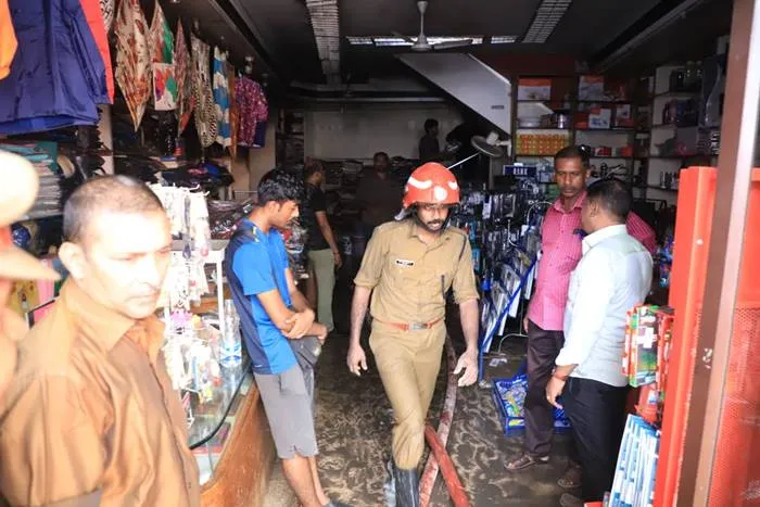Fire, തീപിടുത്തം, Fire in Trivandrum, തിരുവനന്തപുരത്ത് തീപിടുത്തം, Thiruvananthapuram, തിരുവനന്തപുരം, fire force, ഫയർ ഫോഴ്സ്, iemalayalam, ഐഇ മലയാളം