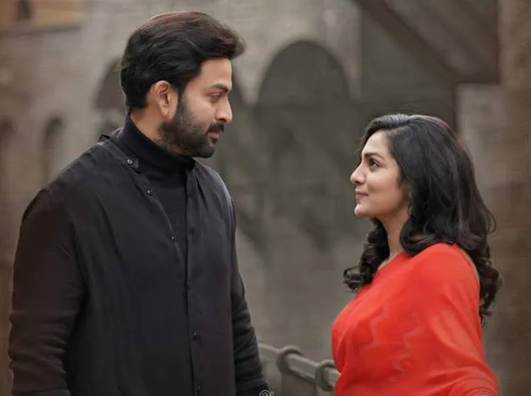 Omar Lulu, Roshni Dinakar, ഒമർ ലുലു, റോഷ്നി ദിനകർ, Omar Lulu produce movie, Roshni Dinakar latest films, Oru Adar Love, My Story, മൈ സ്റ്റോറി, ഒരു അഡാർ ലവ്വ്, IE Malayalam, Indian express Malayalam, ഇന്ത്യൻ എക്സ്‌പ്രസ് മലയാളം