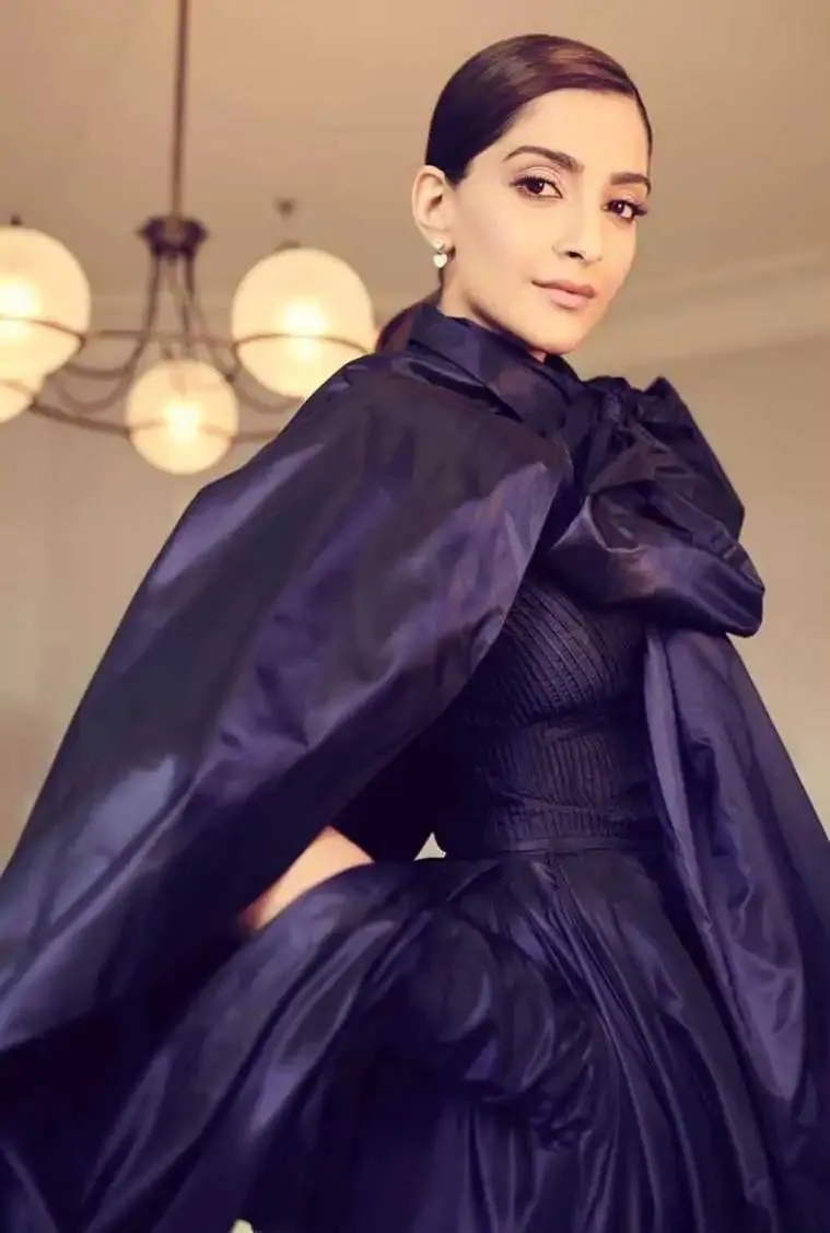 sonam kapoor, sonam kapoor cannes 2019, സോനം കപൂർ, സോനം കപൂർ കാൻ, സോനം കപൂർ ഫോട്ടോ, cannes 2019, cannes 2019 sonam kapoor, sonam kapoor designer cannes 2019, sonam kapoor cannes photos, sonam kapoor instagram, rhea kapoor instagram, sonam kapoor looks cannes 2019, cannes 2019 photos