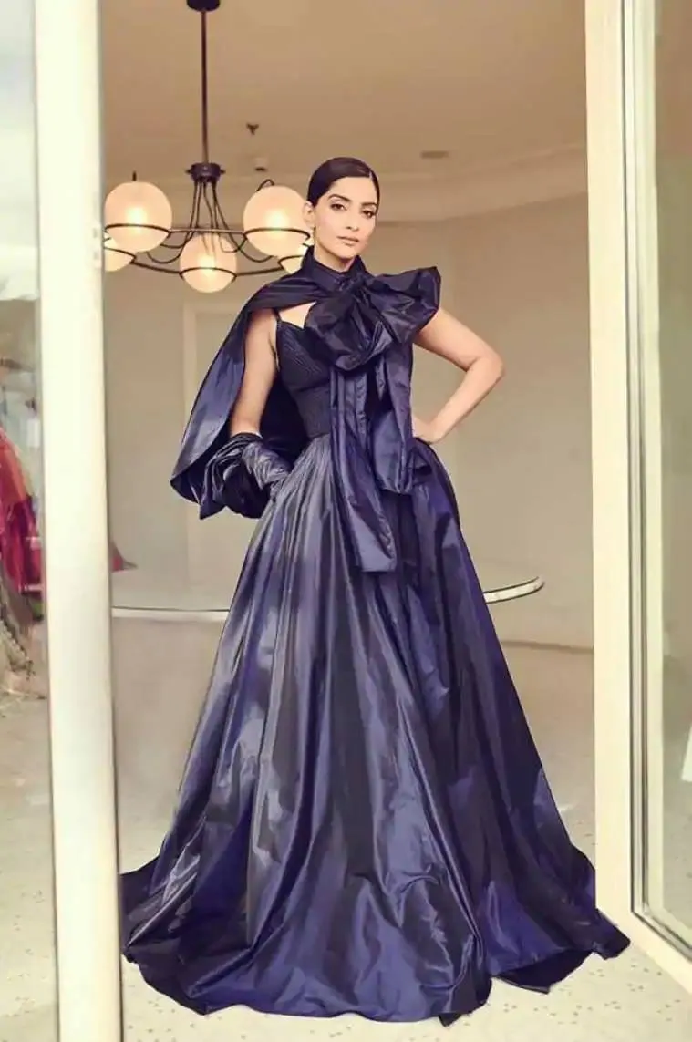 sonam kapoor, sonam kapoor cannes 2019, സോനം കപൂർ, സോനം കപൂർ കാൻ, സോനം കപൂർ ഫോട്ടോ, cannes 2019, cannes 2019 sonam kapoor, sonam kapoor designer cannes 2019, sonam kapoor cannes photos, sonam kapoor instagram, rhea kapoor instagram, sonam kapoor looks cannes 2019, cannes 2019 photos