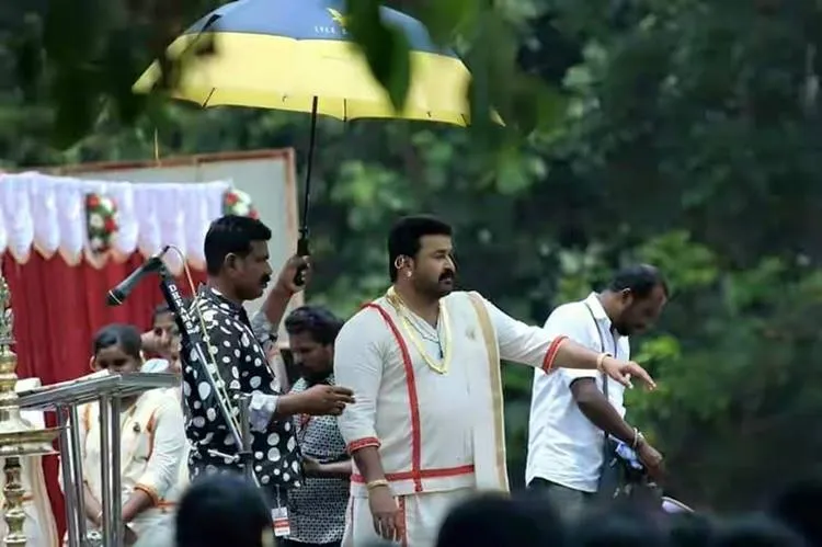Ittimani Location still, Mohanlal, Ittimani Made in China, Ittimani made in china photos, മോഹൻലാൽ, ഇട്ടിമാണി മെയ്ഡ് ഇൻ ചൈന, mohanlal in Ittimani Made in China, Mohanlal latest film, Mohanlal latest photos, Ashokan, അശോകൻ, തൂവാനത്തുമ്പികൾ, Thoovanathumbikal, Fuljar soda, ഫുൾജാറ സോഡ, അജു വർഗീസ്,​ Aju Varghese, IE Malayalam, ഐ ഇ മലയാളം