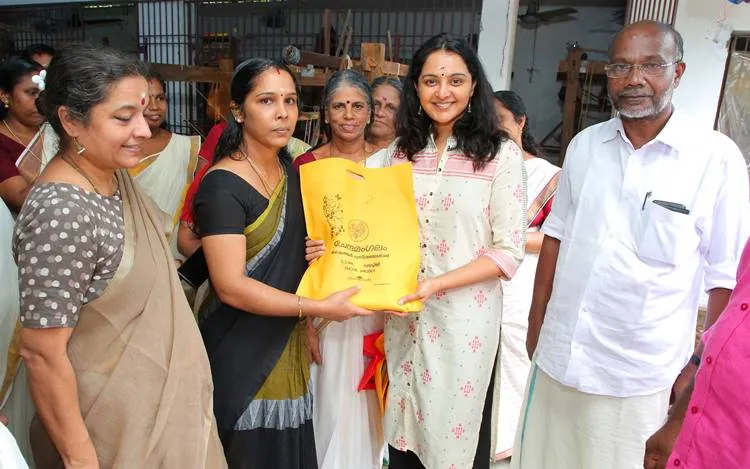 Chendamangalam, ചേന്ദമംഗലം, Handloom, കൈത്തറി, Manju Warrier, മഞ്ജു വാര്യർ, Women weavers, സ്ത്രീ നെയ്ത്തുകാർ, Kerala Flood, പ്രളയം, survival, അതിജീവനം, iemalayalam, ഐഇ മലയാളം