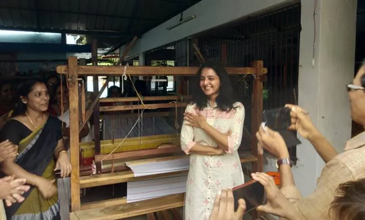 Chendamangalam, ചേന്ദമംഗലം, Handloom, കൈത്തറി, Manju Warrier, മഞ്ജു വാര്യർ, Women weavers, സ്ത്രീ നെയ്ത്തുകാർ, Kerala Flood, പ്രളയം, survival, അതിജീവനം, iemalayalam, ഐഇ മലയാളം