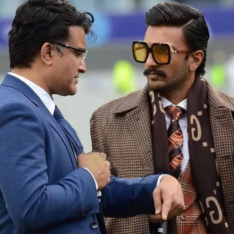 Ranveer Singh, രൺവീർ സിങ്ങ്, രൺവീർ സിംഗ്, Virat kohli, വിരാട് കോഹ്ലി,  Ranveer Singh photos, India versus Pakistan Manchester, ICC World Cup, World cup match India Pakistan, Bollywood, KL Rahul, Hardik Pandya, Shikhar Dhawan, Virat Kolhi, Sachin Tendulkar, Harbhajan Singh, Indian cricket, IE Malayalam, ഐ ഇ മലയാളം, ഹാർദ്ദിക് പാണ്ഡ്യ, സച്ചിൻ ടെൻഡുൽക്കർ