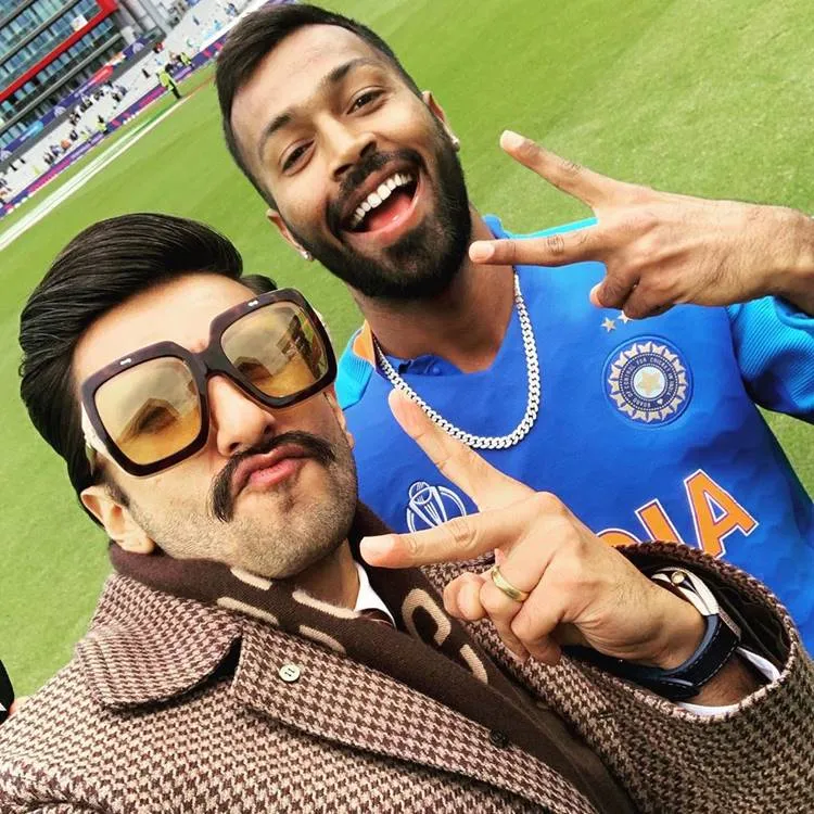 Ranveer Singh, രൺവീർ സിങ്ങ്, രൺവീർ സിംഗ്, Virat kohli, വിരാട് കോഹ്ലി,  Ranveer Singh photos, India versus Pakistan Manchester, ICC World Cup, World cup match India Pakistan, Bollywood, KL Rahul, Hardik Pandya, Shikhar Dhawan, Virat Kolhi, Sachin Tendulkar, Harbhajan Singh, Indian cricket, IE Malayalam, ഐ ഇ മലയാളം, ഹാർദ്ദിക് പാണ്ഡ്യ, സച്ചിൻ ടെൻഡുൽക്കർ