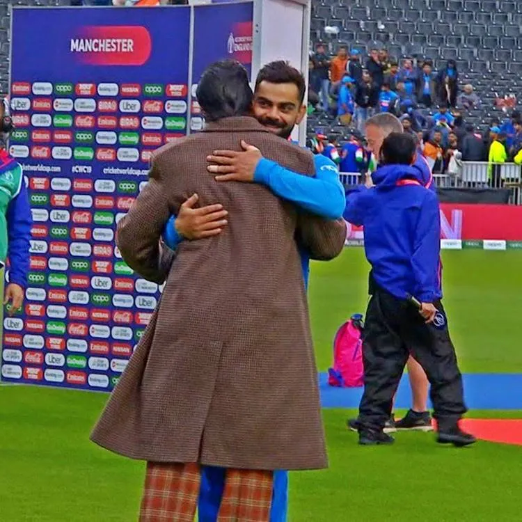 Ranveer Singh, രൺവീർ സിങ്ങ്, രൺവീർ സിംഗ്, Virat kohli, വിരാട് കോഹ്ലി,  Ranveer Singh photos, India versus Pakistan Manchester, ICC World Cup, World cup match India Pakistan, Bollywood, KL Rahul, Hardik Pandya, Shikhar Dhawan, Virat Kolhi, Sachin Tendulkar, Harbhajan Singh, Indian cricket, IE Malayalam, ഐ ഇ മലയാളം, ഹാർദ്ദിക് പാണ്ഡ്യ, സച്ചിൻ ടെൻഡുൽക്കർ