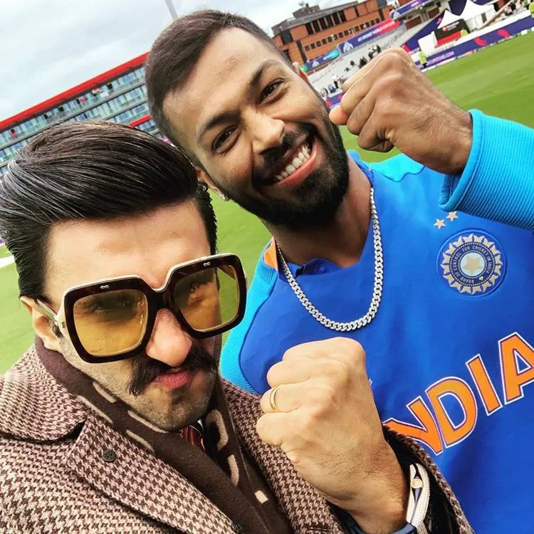 Ranveer Singh, രൺവീർ സിങ്ങ്, രൺവീർ സിംഗ്, Virat kohli, വിരാട് കോഹ്ലി,  Ranveer Singh photos, India versus Pakistan Manchester, ICC World Cup, World cup match India Pakistan, Bollywood, KL Rahul, Hardik Pandya, Shikhar Dhawan, Virat Kolhi, Sachin Tendulkar, Harbhajan Singh, Indian cricket, IE Malayalam, ഐ ഇ മലയാളം, ഹാർദ്ദിക് പാണ്ഡ്യ, സച്ചിൻ ടെൻഡുൽക്കർ
