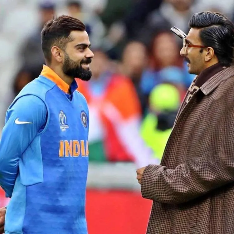 Ranveer Singh, രൺവീർ സിങ്ങ്, രൺവീർ സിംഗ്, Virat kohli, വിരാട് കോഹ്ലി,  Ranveer Singh photos, India versus Pakistan Manchester, ICC World Cup, World cup match India Pakistan, Bollywood, KL Rahul, Hardik Pandya, Shikhar Dhawan, Virat Kolhi, Sachin Tendulkar, Harbhajan Singh, Indian cricket, IE Malayalam, ഐ ഇ മലയാളം, ഹാർദ്ദിക് പാണ്ഡ്യ, സച്ചിൻ ടെൻഡുൽക്കർ
