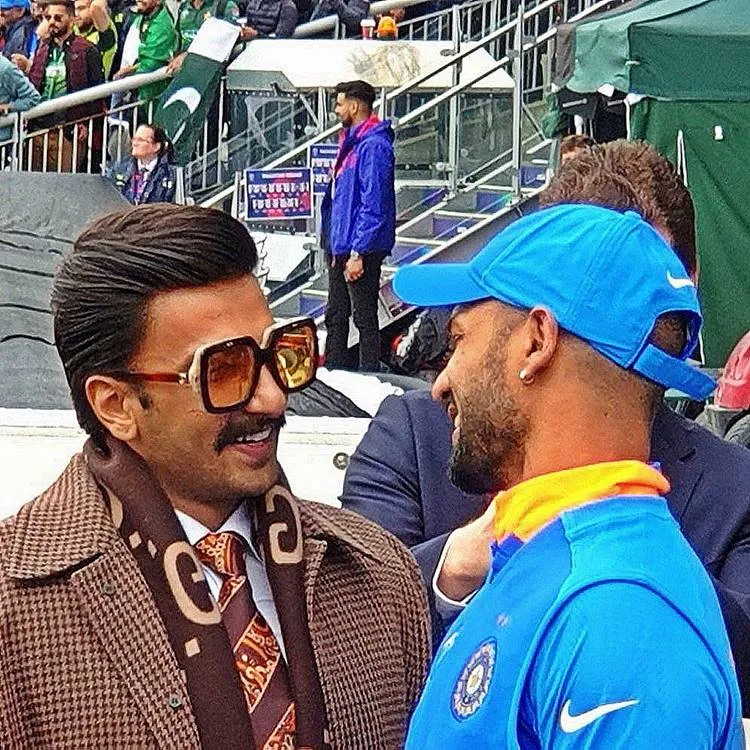 Ranveer Singh, രൺവീർ സിങ്ങ്, രൺവീർ സിംഗ്, Virat kohli, വിരാട് കോഹ്ലി,  Ranveer Singh photos, India versus Pakistan Manchester, ICC World Cup, World cup match India Pakistan, Bollywood, KL Rahul, Hardik Pandya, Shikhar Dhawan, Virat Kolhi, Sachin Tendulkar, Harbhajan Singh, Indian cricket, IE Malayalam, ഐ ഇ മലയാളം, ഹാർദ്ദിക് പാണ്ഡ്യ, സച്ചിൻ ടെൻഡുൽക്കർ