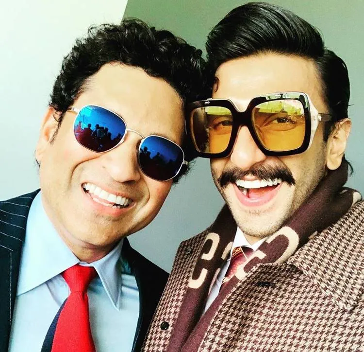 Ranveer Singh, രൺവീർ സിങ്ങ്, രൺവീർ സിംഗ്, Virat kohli, വിരാട് കോഹ്ലി,  Ranveer Singh photos, India versus Pakistan Manchester, ICC World Cup, World cup match India Pakistan, Bollywood, KL Rahul, Hardik Pandya, Shikhar Dhawan, Virat Kolhi, Sachin Tendulkar, Harbhajan Singh, Indian cricket, IE Malayalam, ഐ ഇ മലയാളം, ഹാർദ്ദിക് പാണ്ഡ്യ, സച്ചിൻ ടെൻഡുൽക്കർ