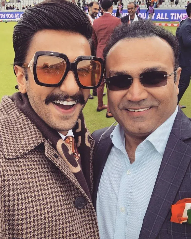 Ranveer Singh, രൺവീർ സിങ്ങ്, രൺവീർ സിംഗ്, Virat kohli, വിരാട് കോഹ്ലി,  Ranveer Singh photos, India versus Pakistan Manchester, ICC World Cup, World cup match India Pakistan, Bollywood, KL Rahul, Hardik Pandya, Shikhar Dhawan, Virat Kolhi, Sachin Tendulkar, Harbhajan Singh, Indian cricket, IE Malayalam, ഐ ഇ മലയാളം, ഹാർദ്ദിക് പാണ്ഡ്യ, സച്ചിൻ ടെൻഡുൽക്കർ