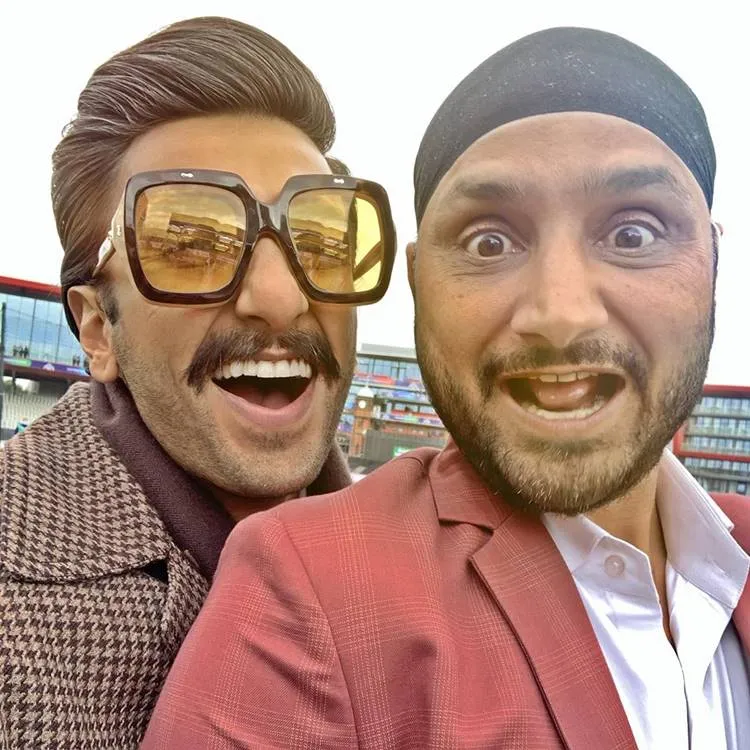 Ranveer Singh, രൺവീർ സിങ്ങ്, രൺവീർ സിംഗ്, Virat kohli, വിരാട് കോഹ്ലി,  Ranveer Singh photos, India versus Pakistan Manchester, ICC World Cup, World cup match India Pakistan, Bollywood, KL Rahul, Hardik Pandya, Shikhar Dhawan, Virat Kolhi, Sachin Tendulkar, Harbhajan Singh, Indian cricket, IE Malayalam, ഐ ഇ മലയാളം, ഹാർദ്ദിക് പാണ്ഡ്യ, സച്ചിൻ ടെൻഡുൽക്കർ