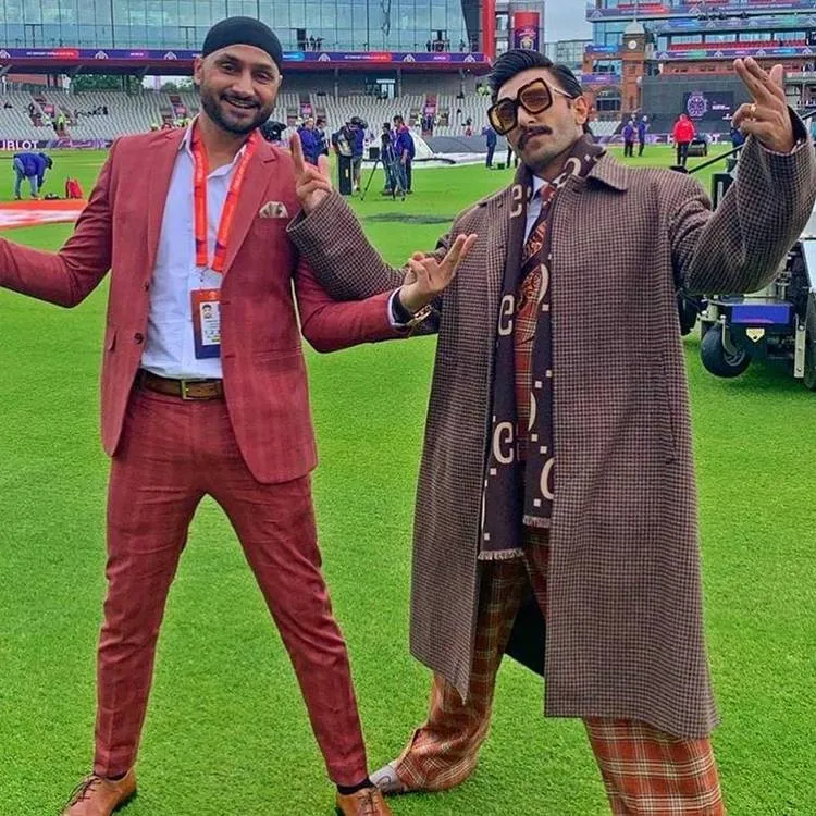 Ranveer Singh, രൺവീർ സിങ്ങ്, രൺവീർ സിംഗ്, Virat kohli, വിരാട് കോഹ്ലി,  Ranveer Singh photos, India versus Pakistan Manchester, ICC World Cup, World cup match India Pakistan, Bollywood, KL Rahul, Hardik Pandya, Shikhar Dhawan, Virat Kolhi, Sachin Tendulkar, Harbhajan Singh, Indian cricket, IE Malayalam, ഐ ഇ മലയാളം, ഹാർദ്ദിക് പാണ്ഡ്യ, സച്ചിൻ ടെൻഡുൽക്കർ