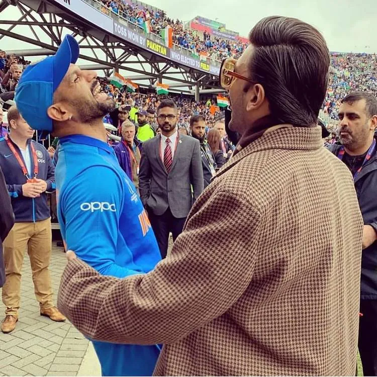 Ranveer Singh, രൺവീർ സിങ്ങ്, രൺവീർ സിംഗ്, Virat kohli, വിരാട് കോഹ്ലി,  Ranveer Singh photos, India versus Pakistan Manchester, ICC World Cup, World cup match India Pakistan, Bollywood, KL Rahul, Hardik Pandya, Shikhar Dhawan, Virat Kolhi, Sachin Tendulkar, Harbhajan Singh, Indian cricket, IE Malayalam, ഐ ഇ മലയാളം, ഹാർദ്ദിക് പാണ്ഡ്യ, സച്ചിൻ ടെൻഡുൽക്കർ