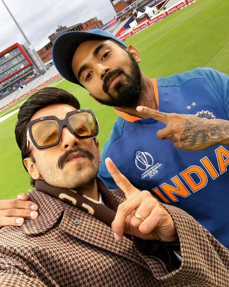 Ranveer Singh, രൺവീർ സിങ്ങ്, രൺവീർ സിംഗ്, Virat kohli, വിരാട് കോഹ്ലി,  Ranveer Singh photos, India versus Pakistan Manchester, ICC World Cup, World cup match India Pakistan, Bollywood, KL Rahul, Hardik Pandya, Shikhar Dhawan, Virat Kolhi, Sachin Tendulkar, Harbhajan Singh, Indian cricket, IE Malayalam, ഐ ഇ മലയാളം, ഹാർദ്ദിക് പാണ്ഡ്യ, സച്ചിൻ ടെൻഡുൽക്കർ