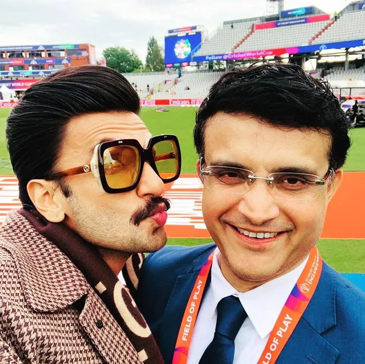 Ranveer Singh, രൺവീർ സിങ്ങ്, രൺവീർ സിംഗ്, Virat kohli, വിരാട് കോഹ്ലി,  Ranveer Singh photos, India versus Pakistan Manchester, ICC World Cup, World cup match India Pakistan, Bollywood, KL Rahul, Hardik Pandya, Shikhar Dhawan, Virat Kolhi, Sachin Tendulkar, Harbhajan Singh, Indian cricket, IE Malayalam, ഐ ഇ മലയാളം, ഹാർദ്ദിക് പാണ്ഡ്യ, സച്ചിൻ ടെൻഡുൽക്കർ