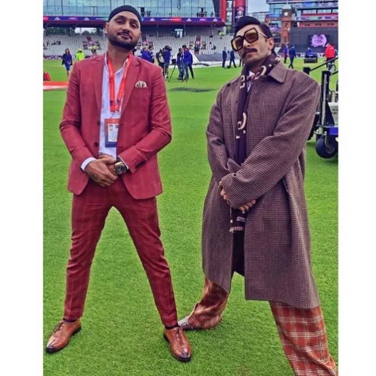 Ranveer Singh, രൺവീർ സിങ്ങ്, രൺവീർ സിംഗ്, Virat kohli, വിരാട് കോഹ്ലി,  Ranveer Singh photos, India versus Pakistan Manchester, ICC World Cup, World cup match India Pakistan, Bollywood, KL Rahul, Hardik Pandya, Shikhar Dhawan, Virat Kolhi, Sachin Tendulkar, Harbhajan Singh, Indian cricket, IE Malayalam, ഐ ഇ മലയാളം, ഹാർദ്ദിക് പാണ്ഡ്യ, സച്ചിൻ ടെൻഡുൽക്കർ