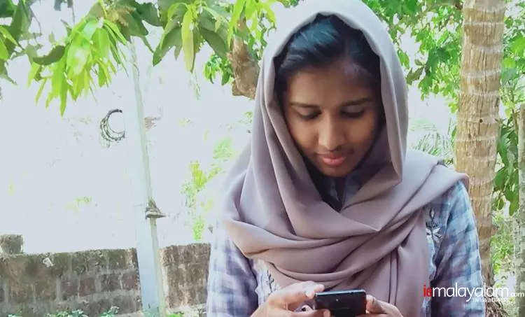 Using mobile phone in hostel, ഹോസ്റ്റലിൽ മൊബൈൽ ഫോൺ ഉപയോഗം, Chelannoor SN College, ചേളന്നൂര്‍ എസ്എന്‍ കോളേജ്, ഫഹീമ ഷെറിൻ, Faheema Shrin, ഹക്സർ, Haksar, ഐഇ മലയാളം, iemalayalam