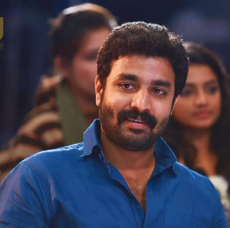 Deepak Parambol, ദീപക് പറമ്പോൽ, Ormayil Oru Shishiram, ഓർമ്മയിൽ ഒരു ശിശിരം, Love Action Drama, ലവ് ആക്ഷൻ ഡ്രാമ, വിനീത് ശ്രീനിവാസൻ,​ Vineeth Sreenivasan, Indian express Malayalam, ഇന്ത്യൻ എക്സ്‌പ്രസ് മലയാളം,
