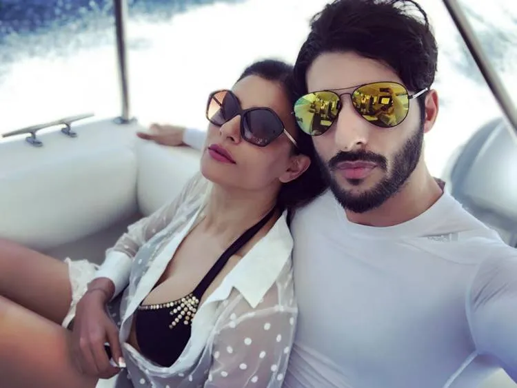 Sushmita Sen, Rohman Shawl, ie malayalam